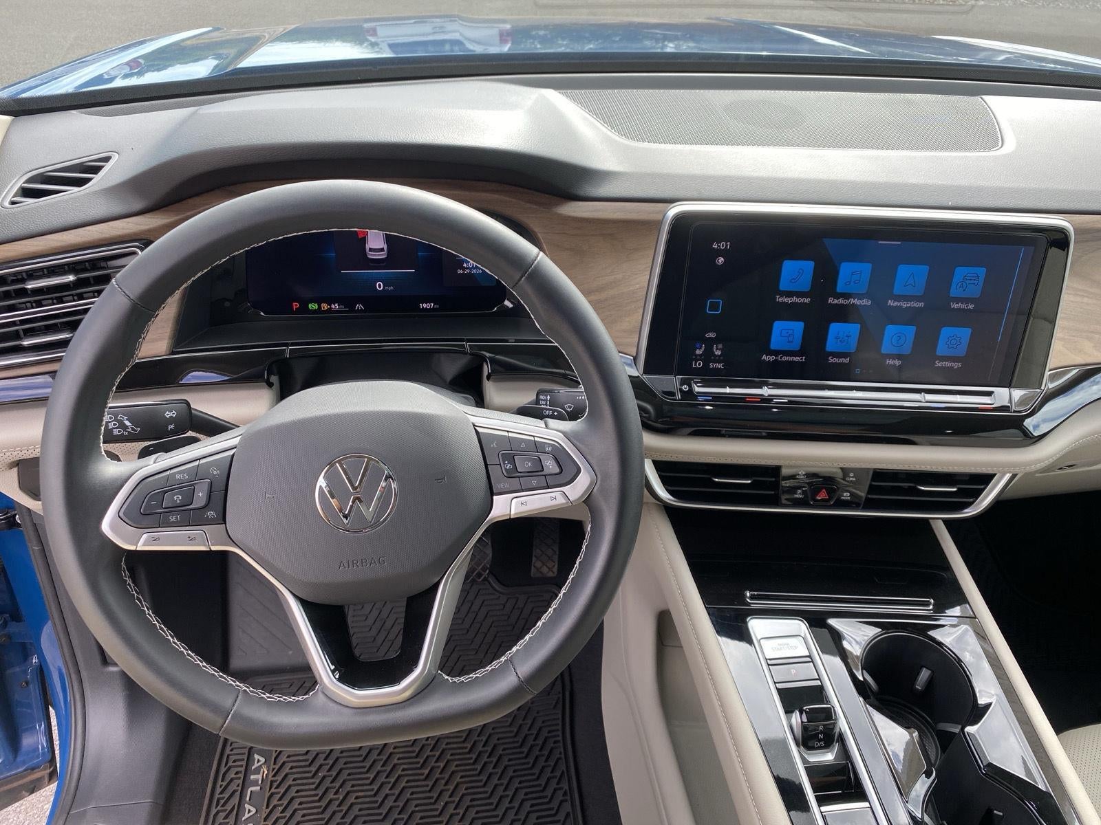 2025 Volkswagen Atlas 2.0T SE w/Technology