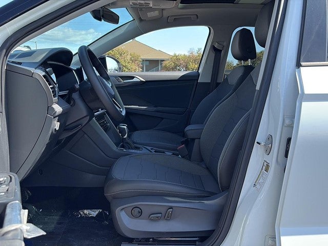2025 Volkswagen Taos SE Black