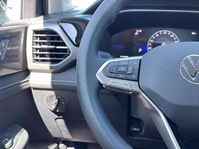 2025 Volkswagen Taos SE Black