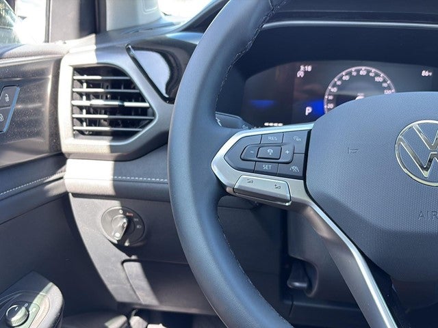 2025 Volkswagen Taos SE Black