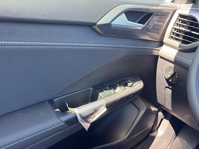 2025 Volkswagen Taos SE Black